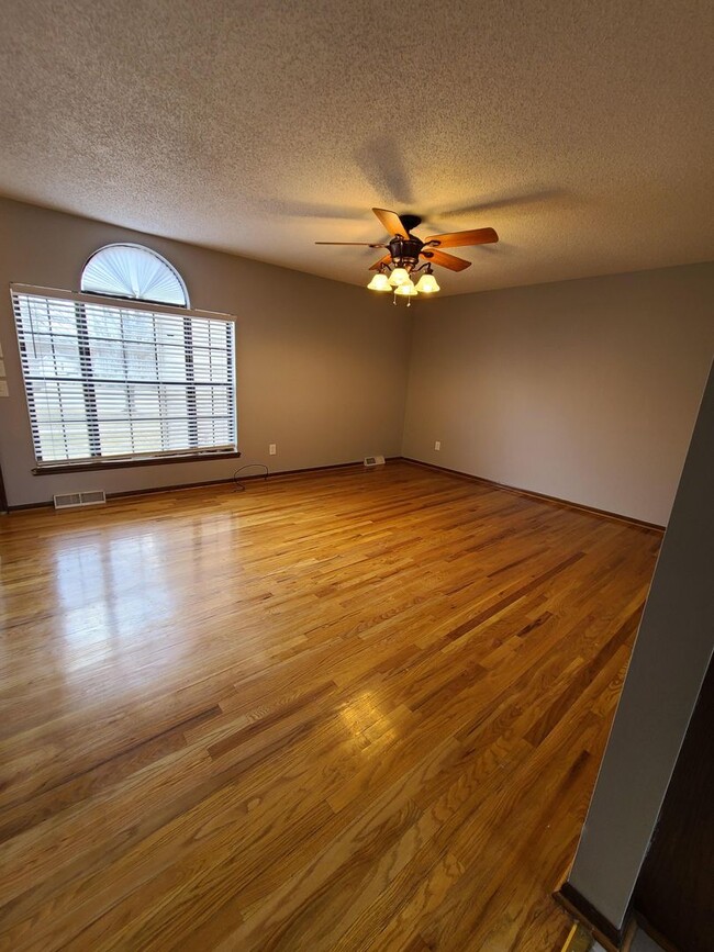 Building Photo - 2 Bedroom 1.5 Bath Townhome