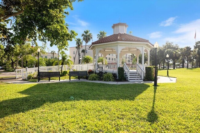 Building Photo - 245 Center Rd