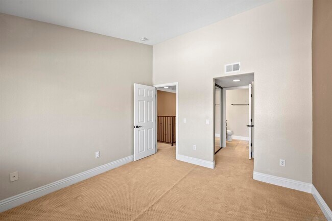 Building Photo - 3957 Nobel Dr