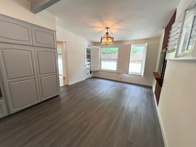 Building Photo - Gorgeous 3 Bedroom 1.5 Bath Home located i...