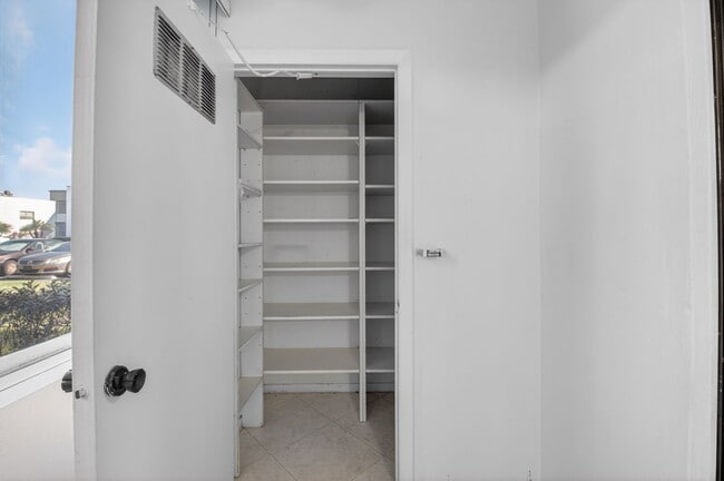 Building Photo - 450 Piedmont J
