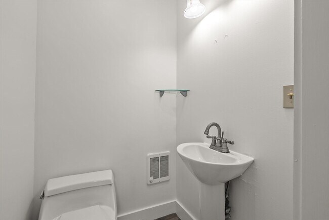 Building Photo - 103 Hollis Ave