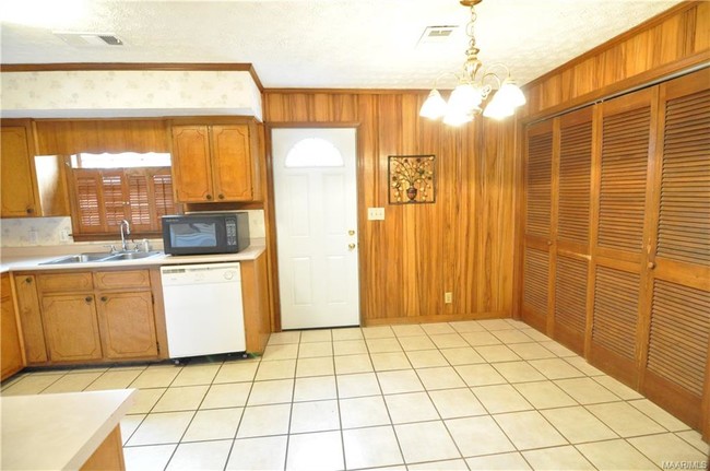 Building Photo - 5758 Carriage Hills Dr
