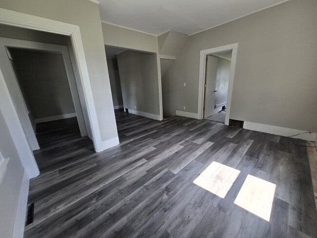 Building Photo - 317 6th Ave N