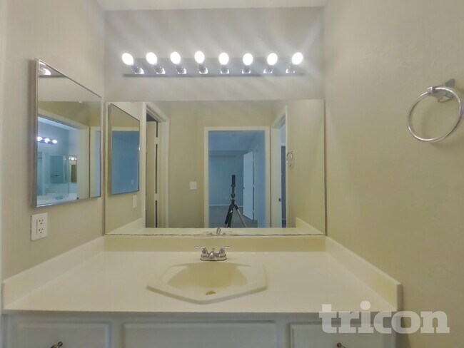 Building Photo - 1980 Golden Shadow Ct