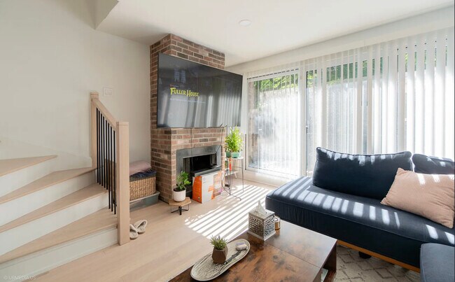 Building Photo - 924 W Wrightwood Ave