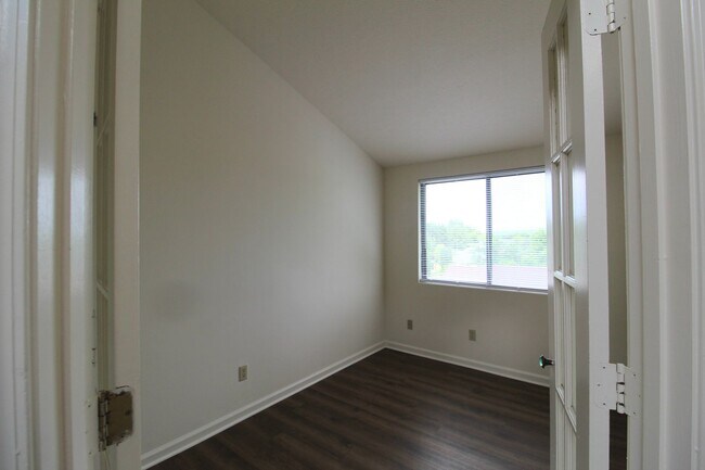 Building Photo - Madison Manor Condo for Rent with 3 Bedrooms and 2 Baths.  Great Location!