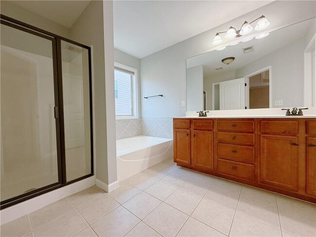 Building Photo - 636 Royal Crest Ct