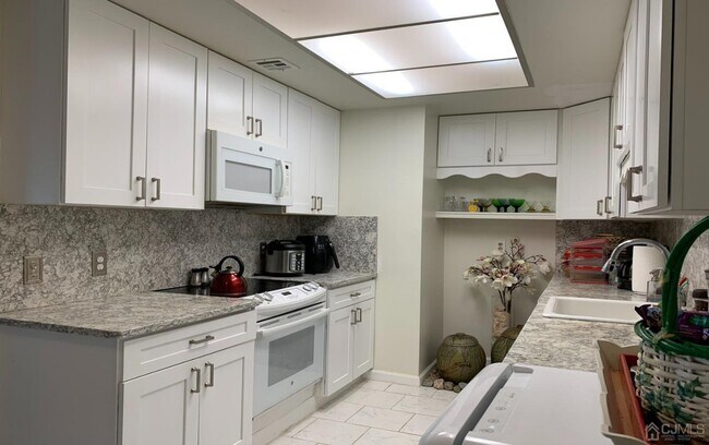 Building Photo - 301B Sharon Way