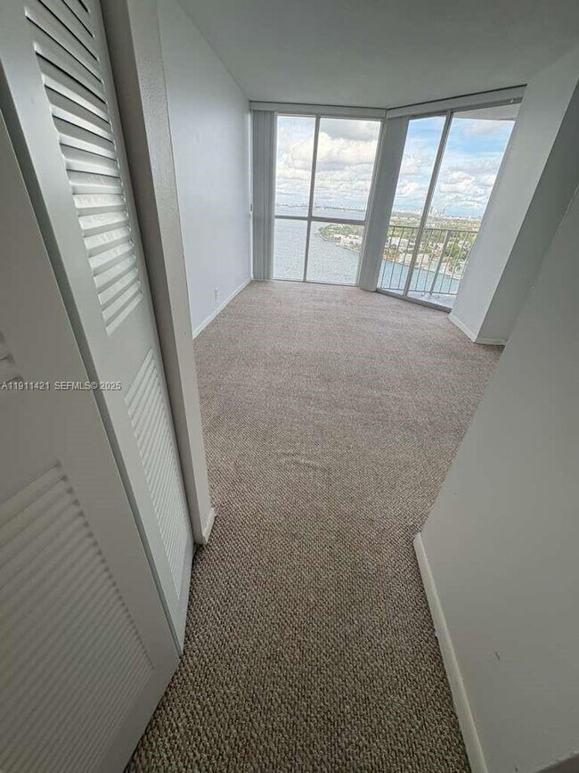 Building Photo - 7601 E Treasure Dr