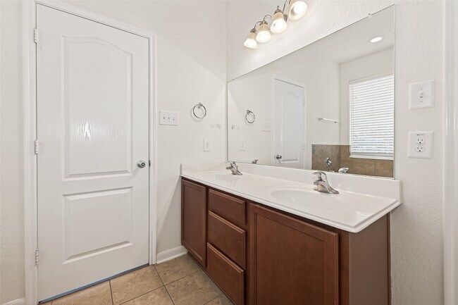 Building Photo - 21015 Blackstone Villa Ln