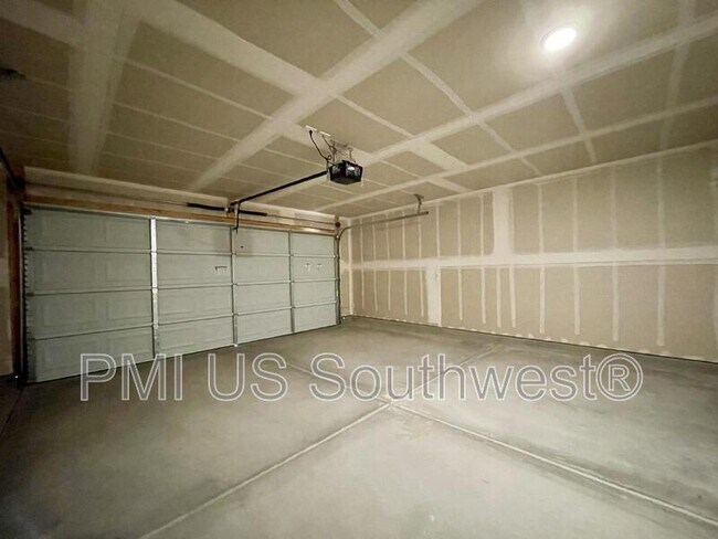 Building Photo - 2406 Village Dr