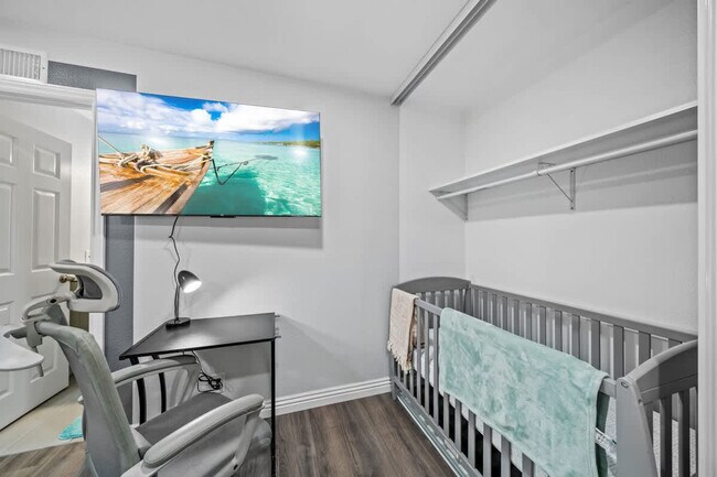 Building Photo - 10983 Parkdale Ave