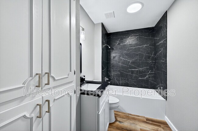 Building Photo - 3014 Jennifer Ave