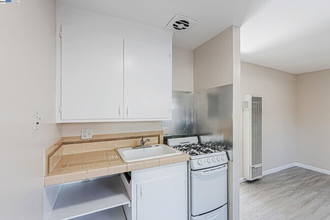 Building Photo - 1180 Saranap Ave