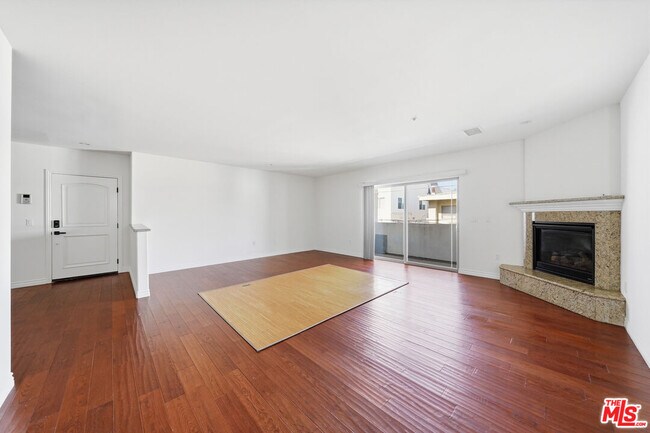 Building Photo - 4733 Elmwood Ave