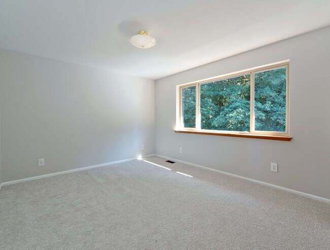 Building Photo - 721 Crown Dr