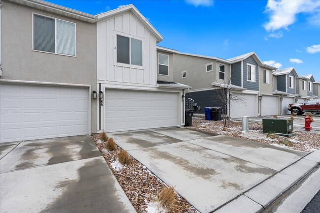 Building Photo - *$500 MOVE-IN SPECIAL* Charming 3-Bedroom ...