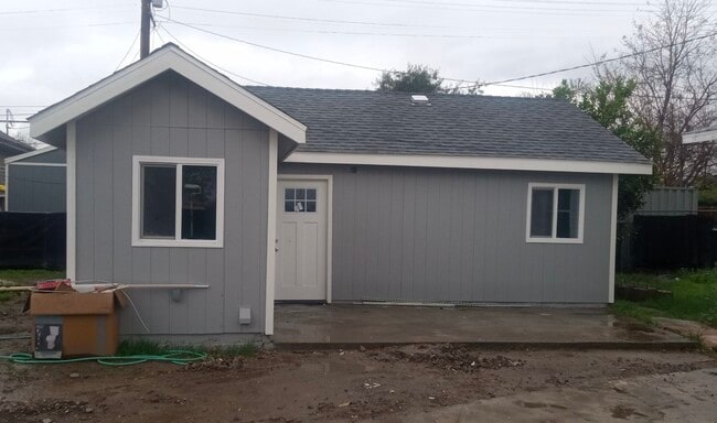 Building Photo - 690 W 8th St