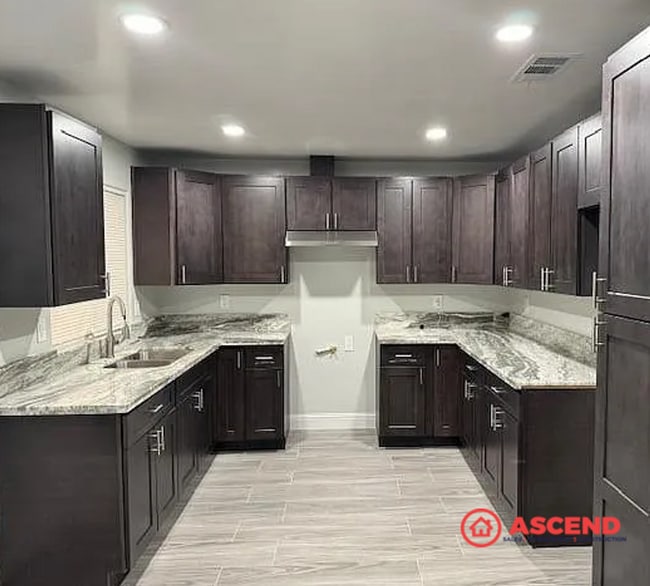 Building Photo - Beautiful 3 Berrom Home Off Manor St.