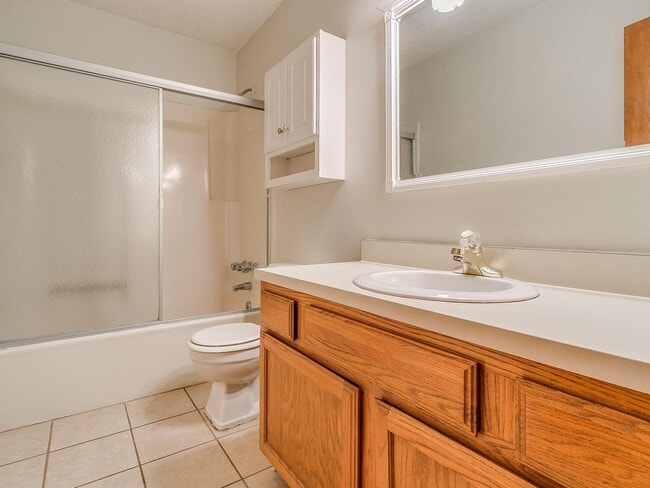 Building Photo - Adorable duplex in Norman