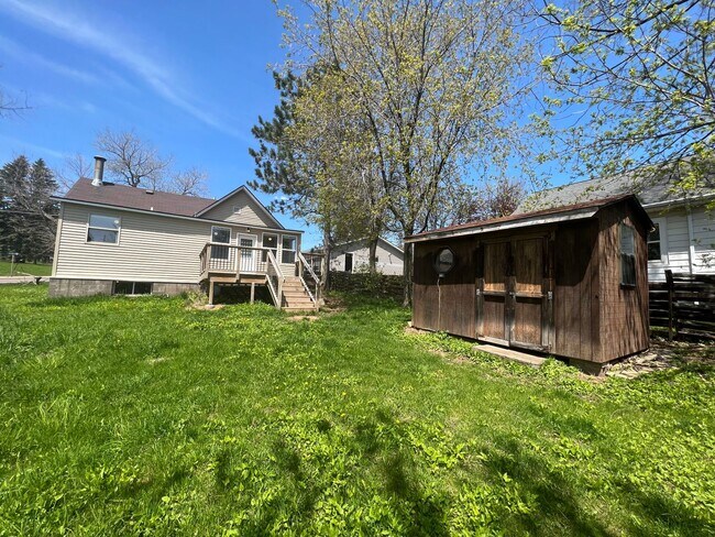 Building Photo - AVAILABLE JUNE - 3 Bed 1 Bath w/ Great View