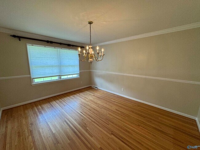 Building Photo - 816 Mira Vista Dr SE