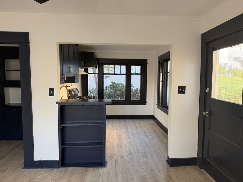 Building Photo - 2113 1/2 Aaron St