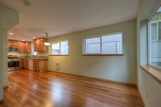 Building Photo - Mt. Baker - Beautiful 3 Bedroom / 2.5 Bath...