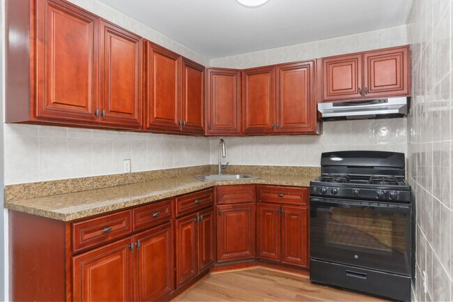 Building Photo - 639 E 226th St