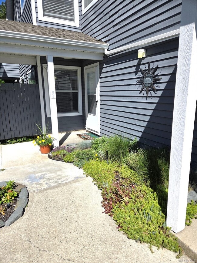 Building Photo - 868 Birchwood Park Dr