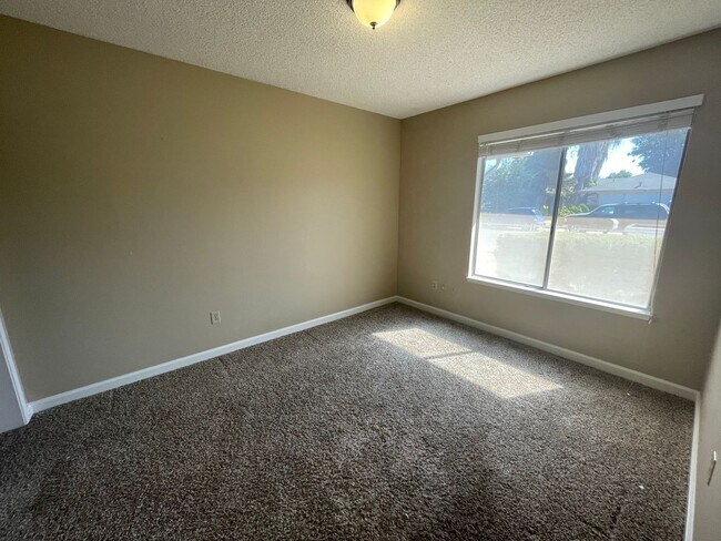 Building Photo - Single story located in East Modesto neighborhood!