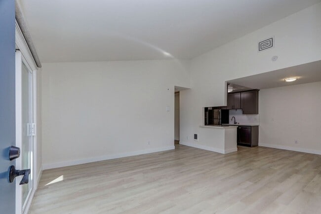 Building Photo - 845 Woodside Way
