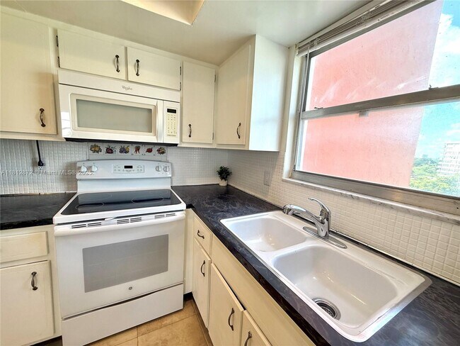 Building Photo - 1351 NE Miami Gardens Dr