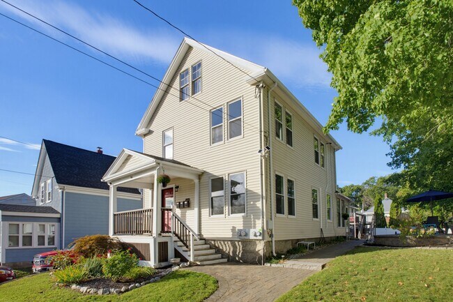 Building Photo - 56 1/2 Fruit St