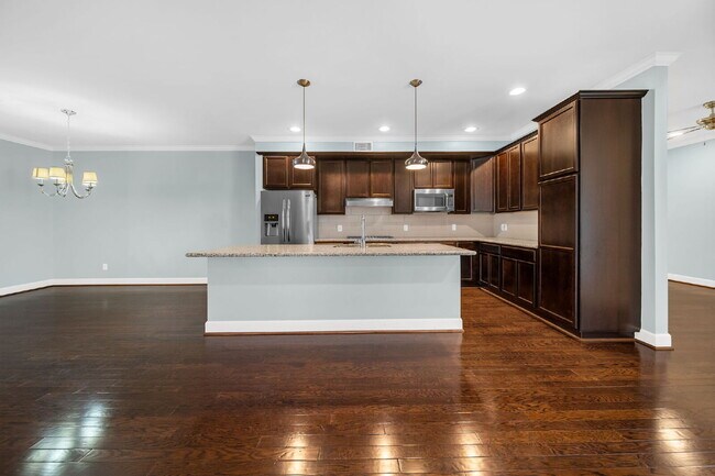 Building Photo - Nestled in the heart of Creekside Park - T...