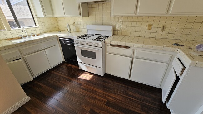 Kitchen - 1057 W 14th St