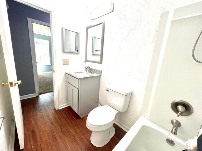 Building Photo - Super house on large private lot