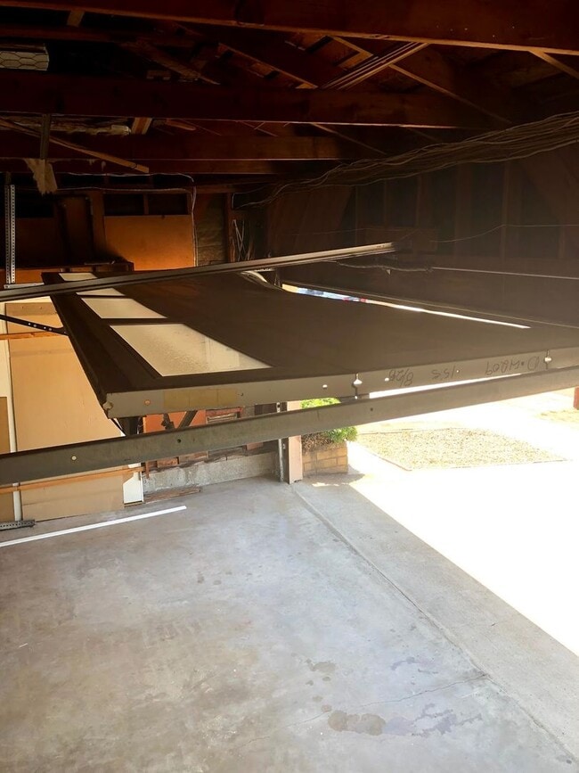 Building Photo - 5 bed 3 bath w/ POOL and Large rooms