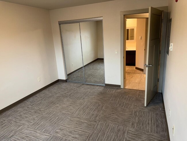 Building Photo - 922 Charles St