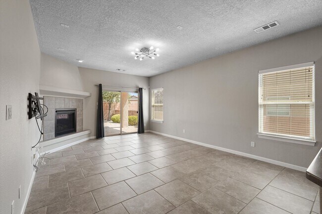Building Photo - 224 Valle Alto Dr NE