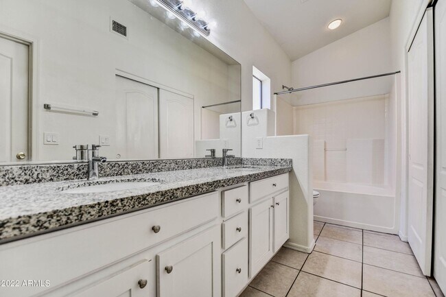 Building Photo - 753 E Saddle Dr
