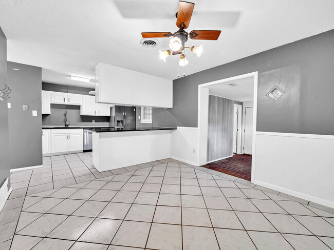 Building Photo - 113 Robinwood Dr SW