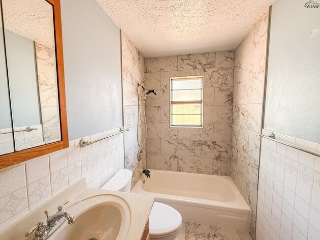 Building Photo - 4600 Belmount Dr