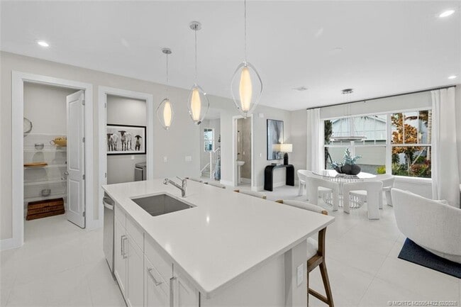 Building Photo - 823 SW Pr Ave