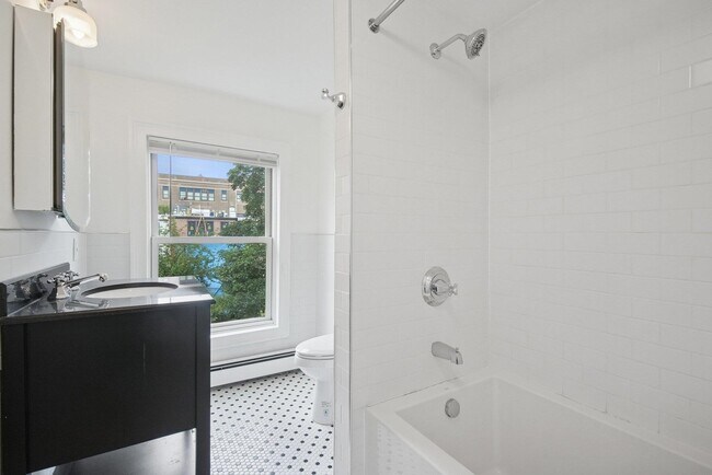 Building Photo - 224 8th St