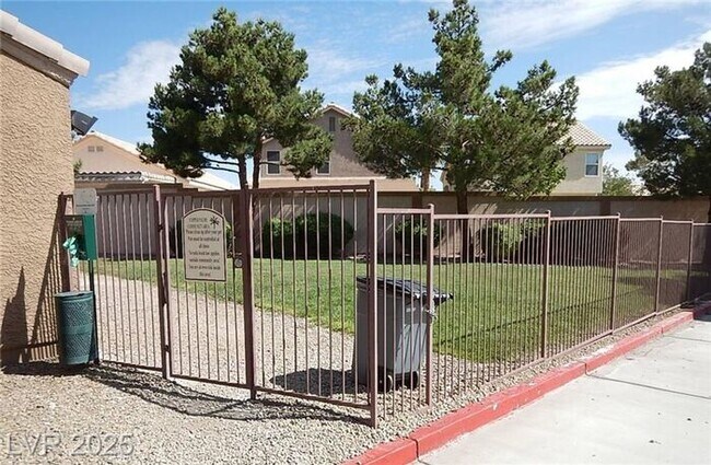 Building Photo - FANTASTIC 1ST FLOOR UNIT IN GATED COMMUNIT...