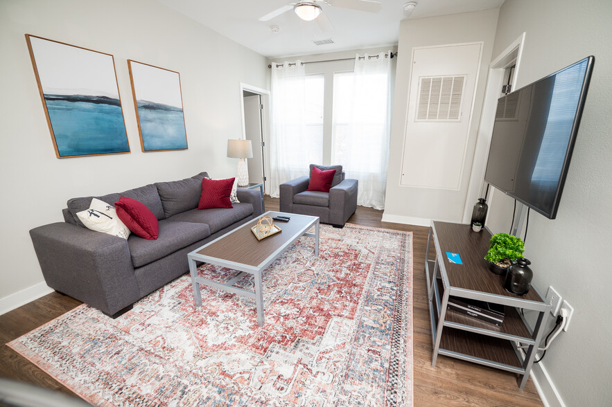 D1 Living Room - Campus Circle Urbana