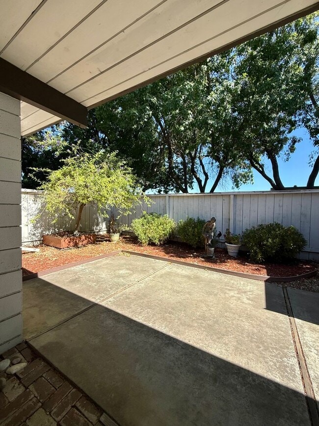 Building Photo - 2 Bedroom, 1 Bath Eichler -Townhouse, Sant...
