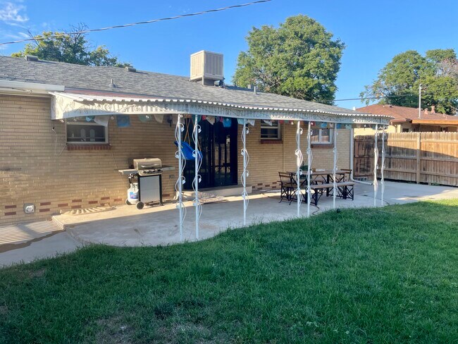 Primary Photo - 12104 E Virginia Dr